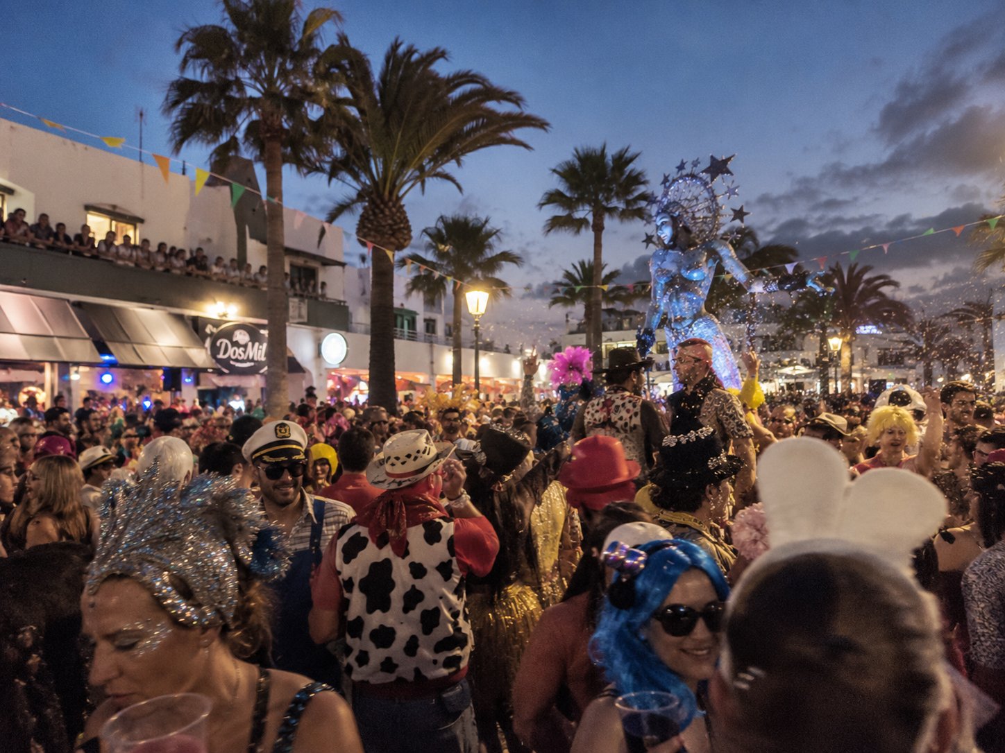 Carnaval de Arrecife, Lanzarote, con disfraces y ambiente nocturno en la calle