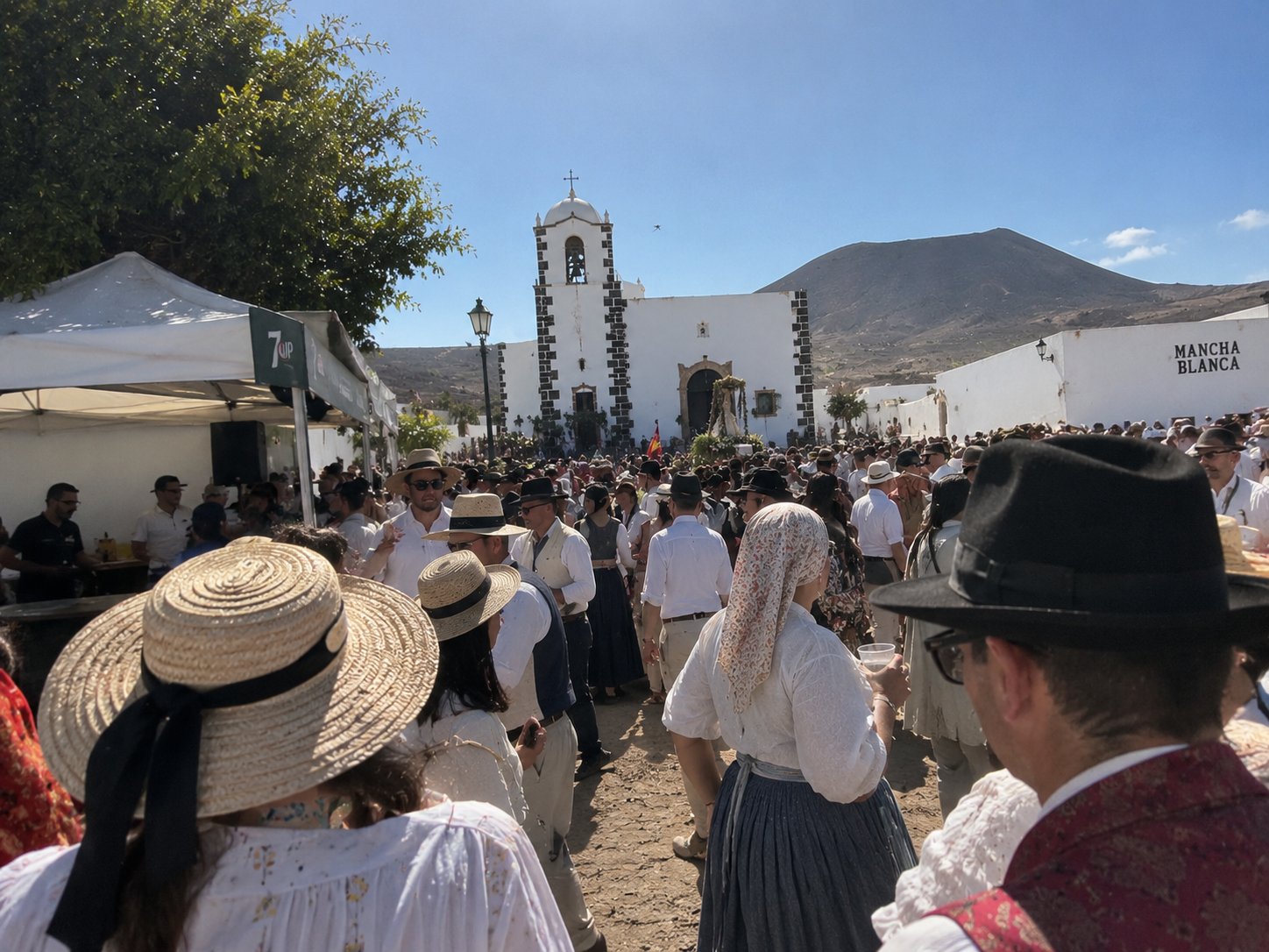 Romería de la Virgen de los Volcanes en Mancha Blanca, Lanzarote, con trajes tradicionales