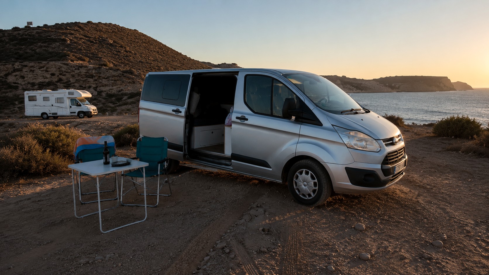 Vantastic Lanzarote - furgoneta camper Ford Transit Custom al atardecer junto al mar