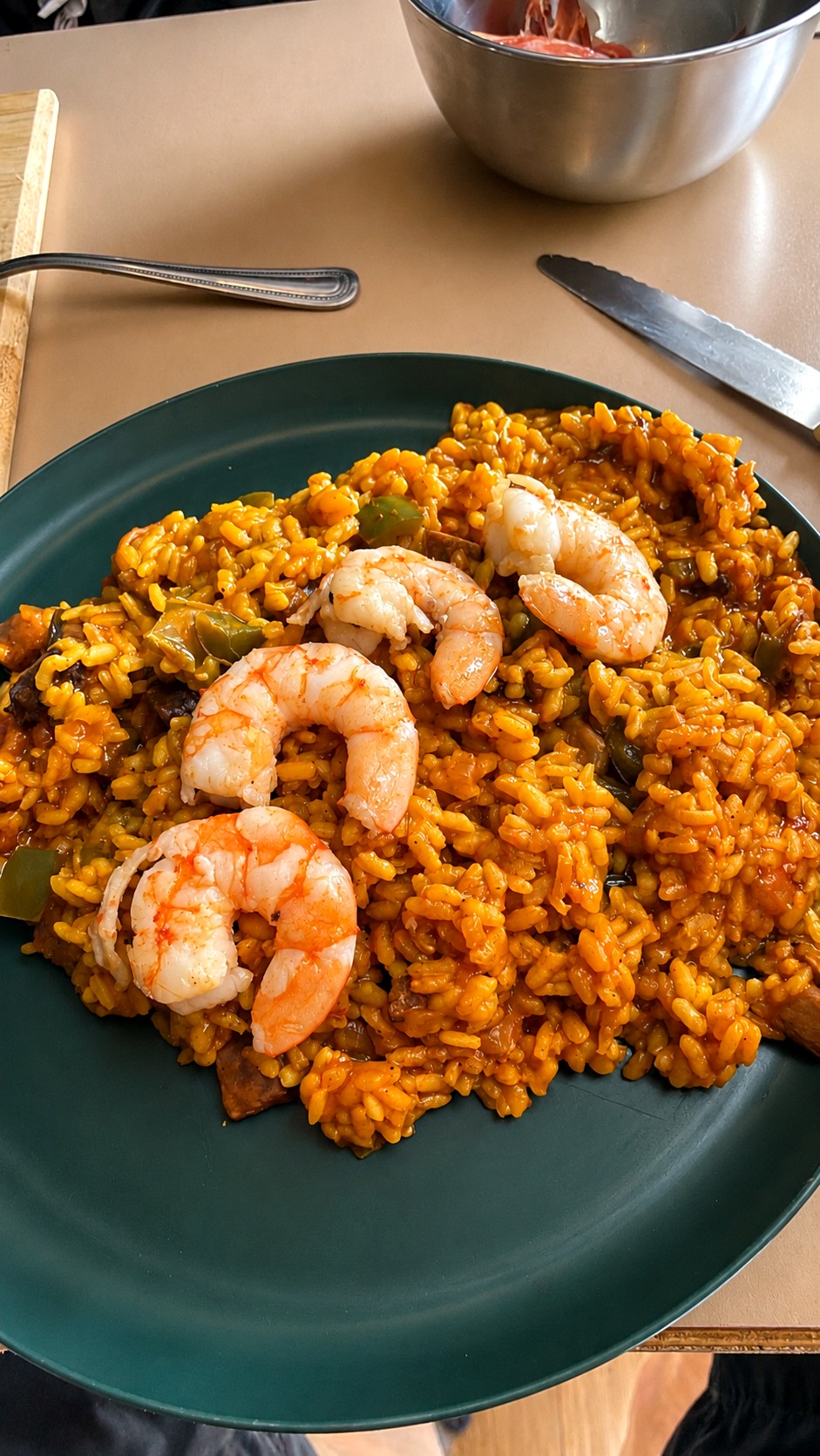 Comida casera preparada en la furgoneta camper