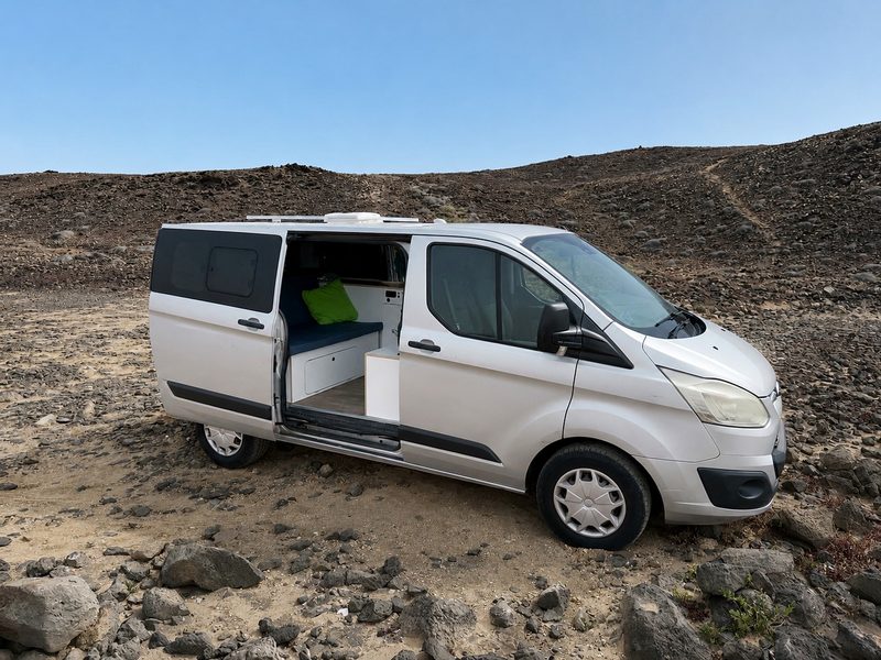 Furgoneta camper Ford Transit Custom en paisaje volcánico de Lanzarote