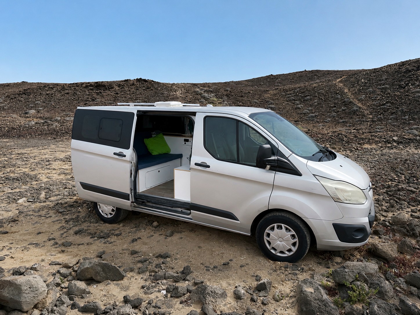 Furgoneta camper Ford Transit Custom en paisaje volcánico de Lanzarote