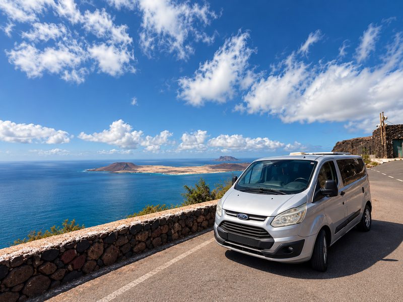 Furgoneta camper de Vantastic Lanzarote en el Mirador del Río, con La Graciosa al fondo