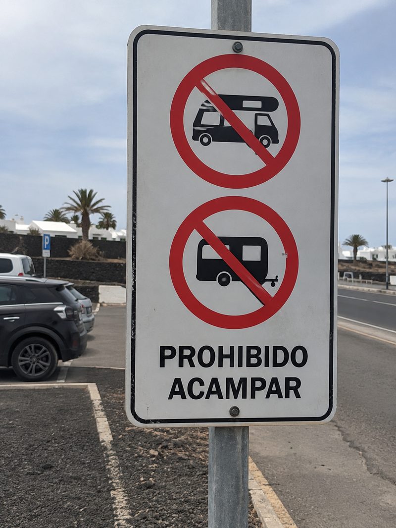 Señal de prohibido acampar para autocaravanas y caravanas en un aparcamiento de Lanzarote