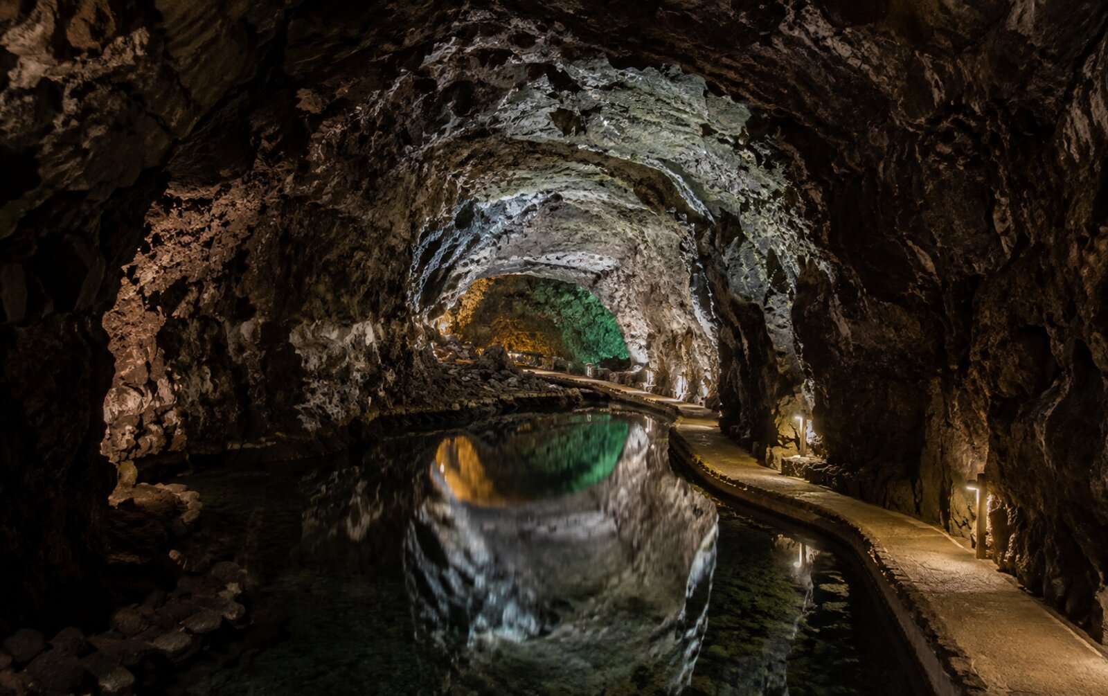 Interior del tubo volcánico Cueva de los Verdes, Lanzarote
