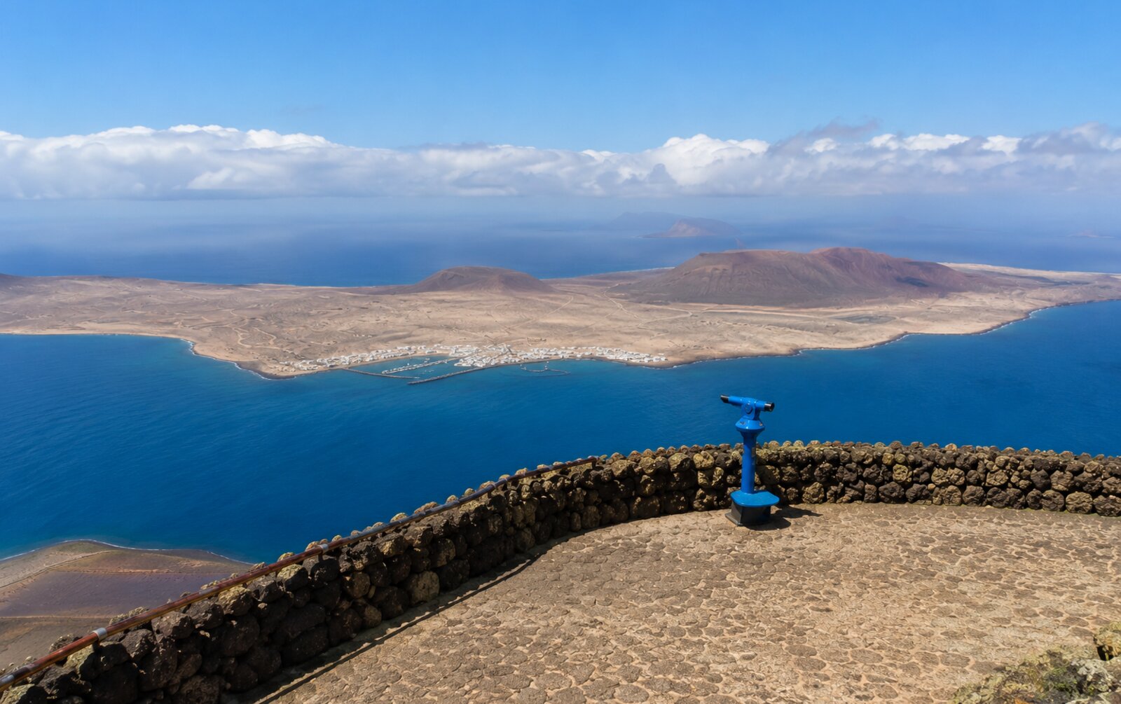 Vistas desde el Mirador del Río hacia La Graciosa, Lanzarote